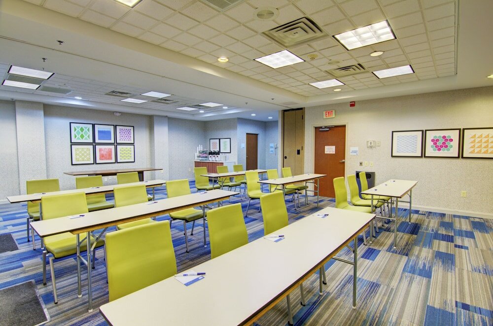 Фото Holiday Inn Express & Suites Blacksburg - University Area, an Ihg Hotel