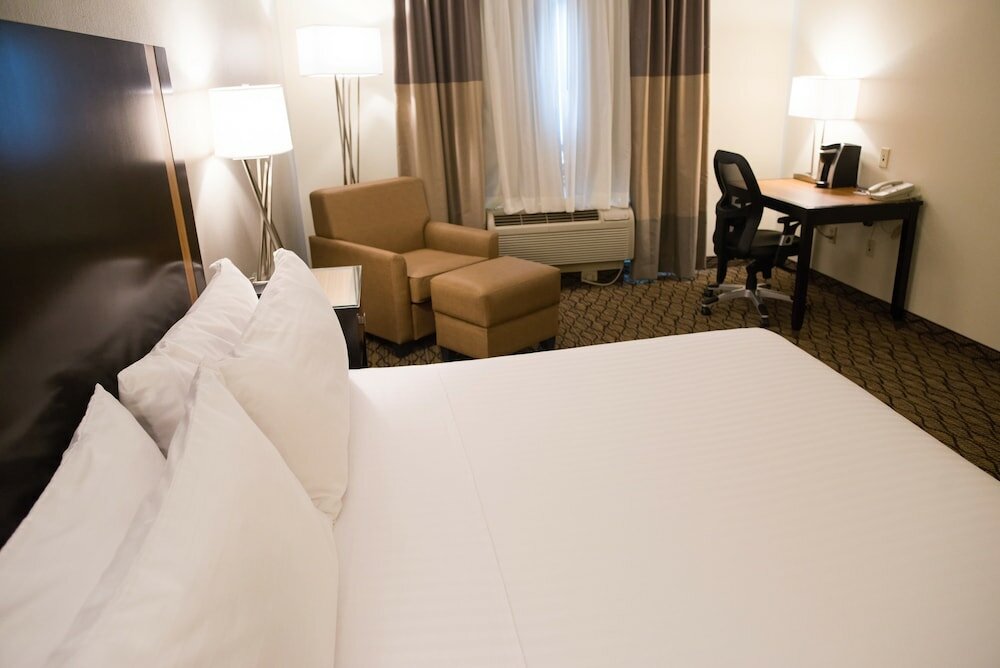 Фото Holiday Inn Express Hotel & Suites Chanhassen, an Ihg Hotel