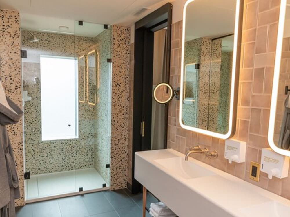 Фото The Drake Hotel