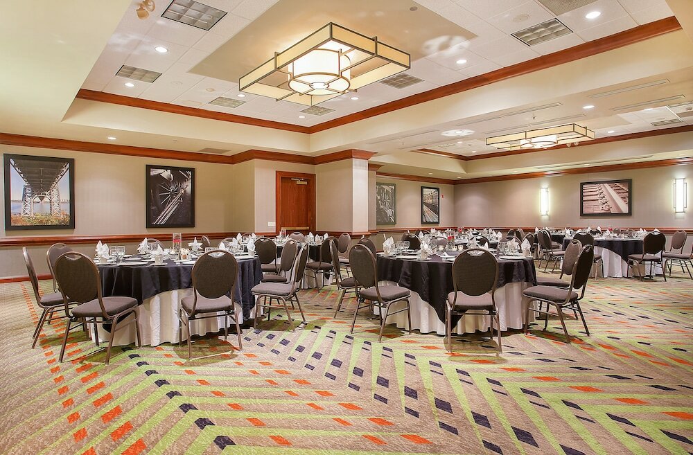 Фото Holiday Inn University Plaza-Bowling Green, an Ihg Hotel