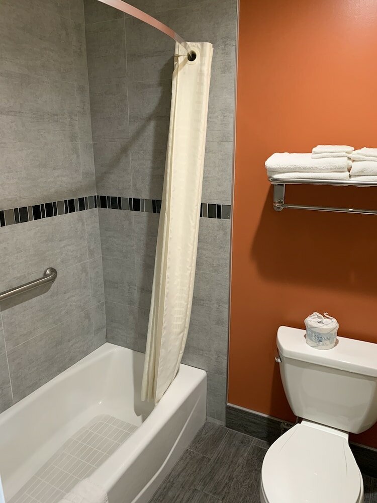 Фото Ontario Inn & Suites