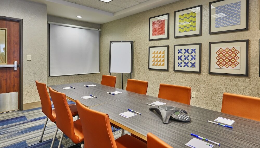 Фото Holiday Inn Express Hotel & Suites Medford-Central Point, an Ihg Hotel