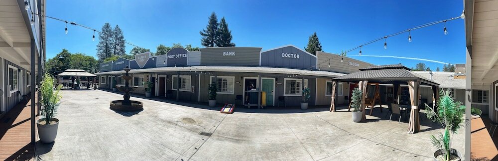 Фото The Old West Inn