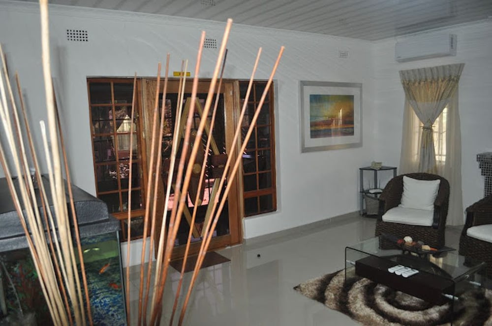 Фото Crown Guest Lodge