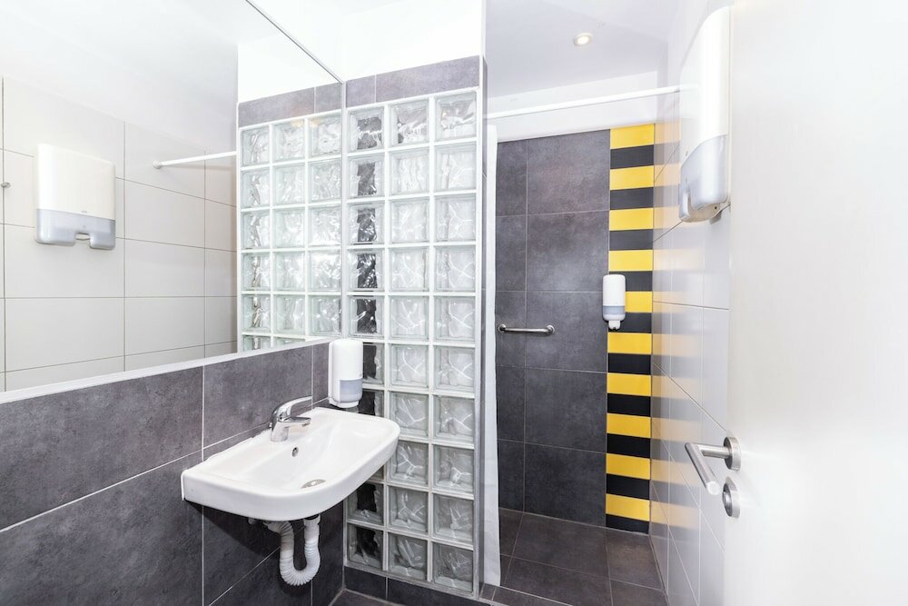 Фото The Hive Party Hostel