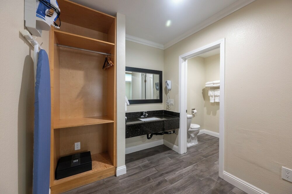 Фото Hollywood City Inn