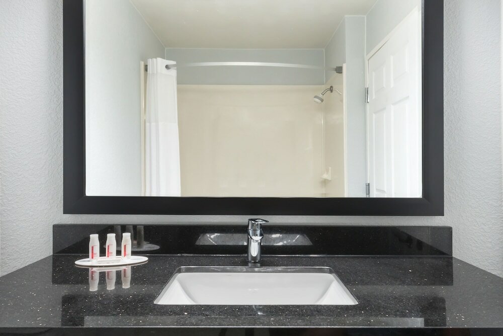 Фото Days Inn & Suites by Wyndham Dallas