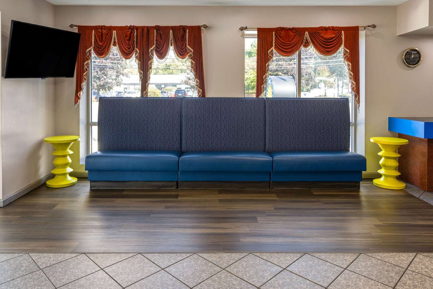 Фото Days Inn & Suites by Wyndham Albany