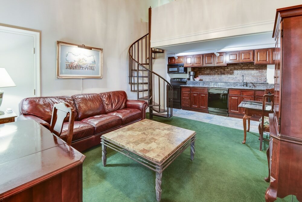 Фото Plaza Suites Downtown New Orleans