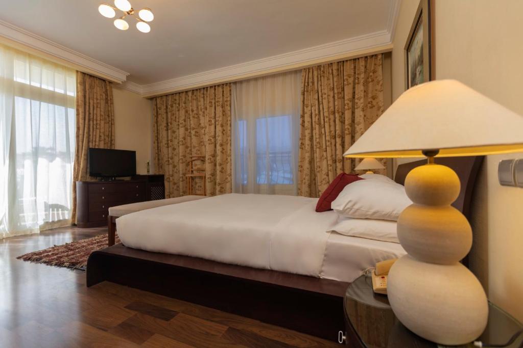 Фото Royal Savoy Hotel & Villas