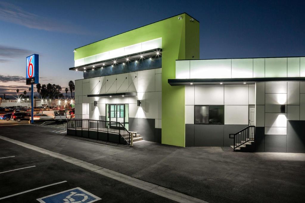 Фото Motel 6 Canoga Park, Ca