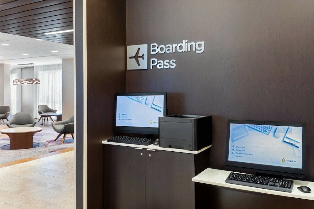 Фото Courtyard by Marriott Wayne Fairfield