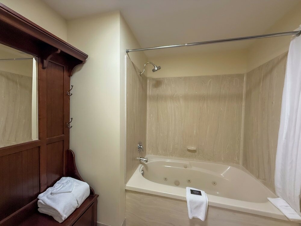 Фото Canmore Inn & Suites