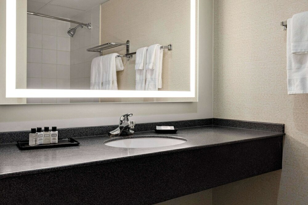 Фото Wyndham Edmonton Hotel and Conference Centre