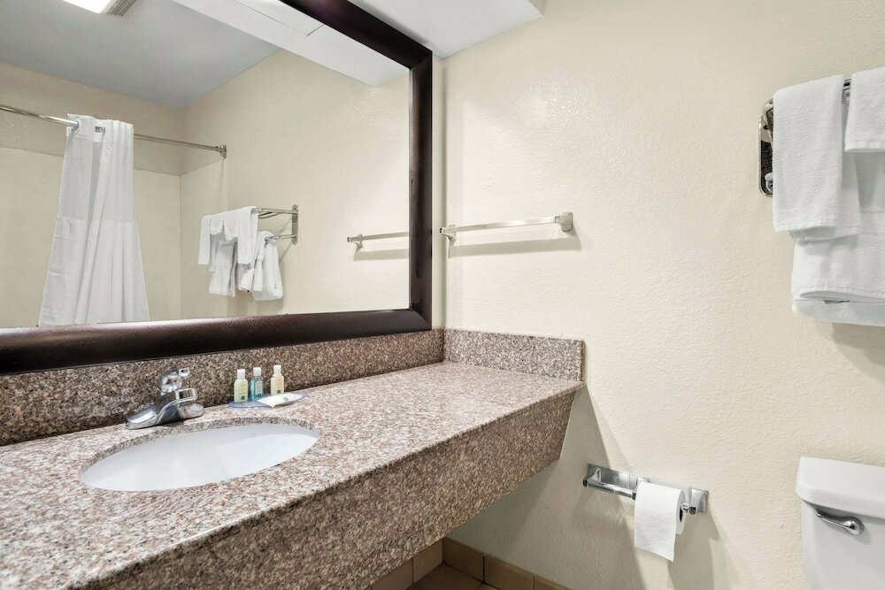 Фото Quality Inn & Suites Lafayette