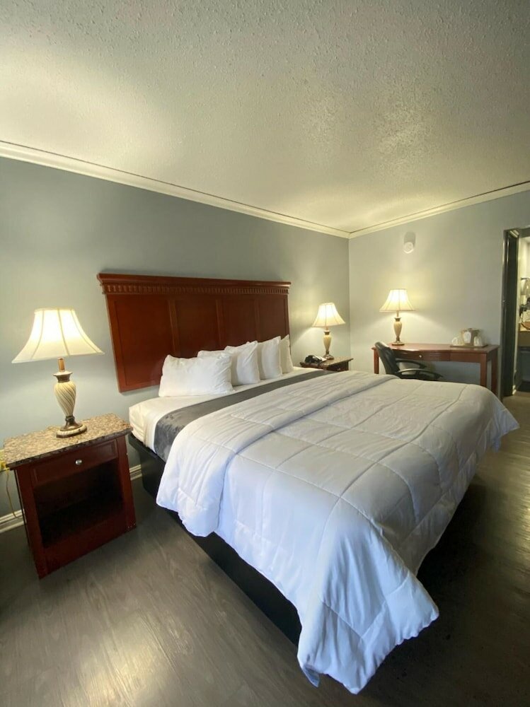 Фото Quarters Inn & Suites