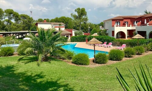 Гостиница Les Pins Blancs EN Provence в Драгиньяне