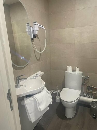Гостиница Hotel D'Anjou Levallois-Perret в Леваллуа-Перре