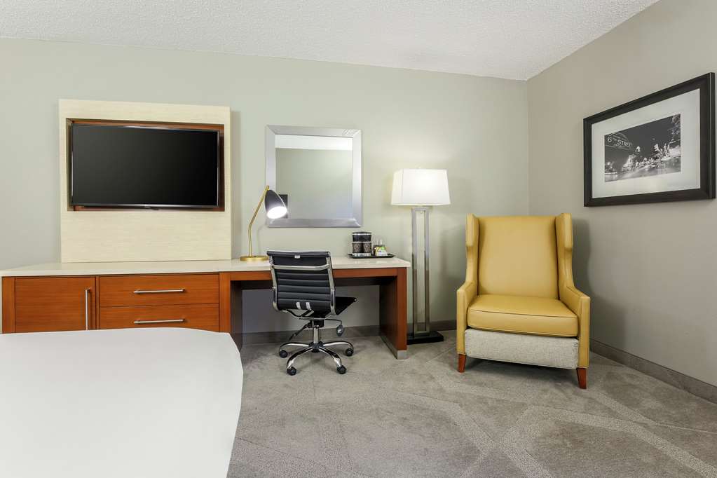 Фото DoubleTree by Hilton Austin - University Area