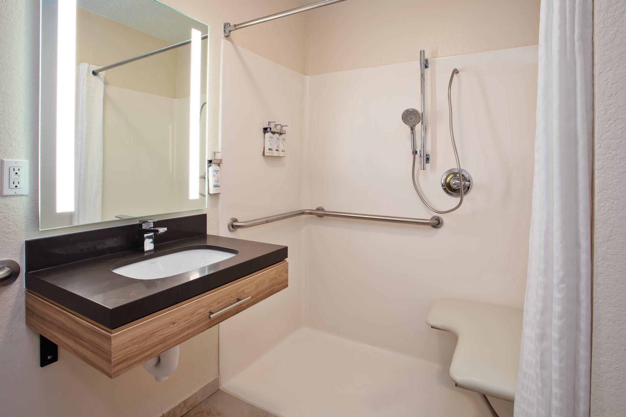 Фото Candlewood Suites Kenosha, an Ihg Hotel