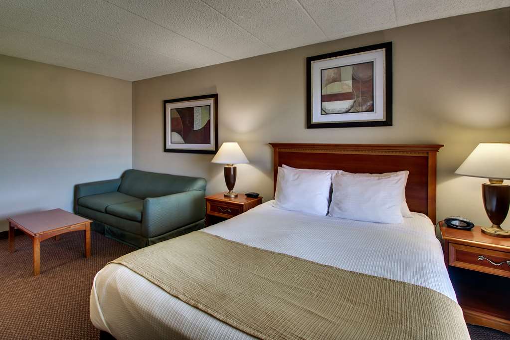 Фото Best Western East Towne Suites