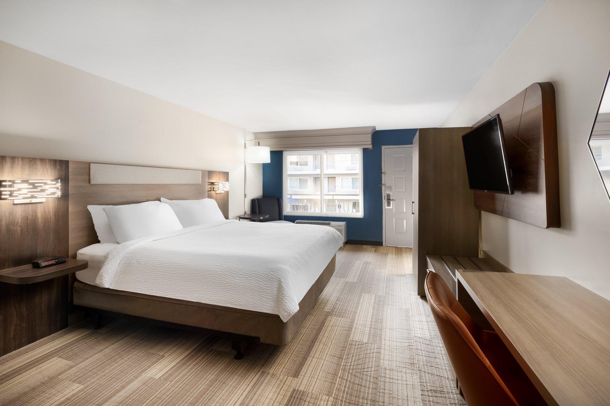 Фото Holiday Inn Express Simi Valley, an Ihg Hotel