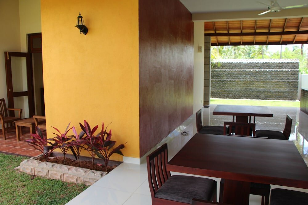 Фото The Airport Villa