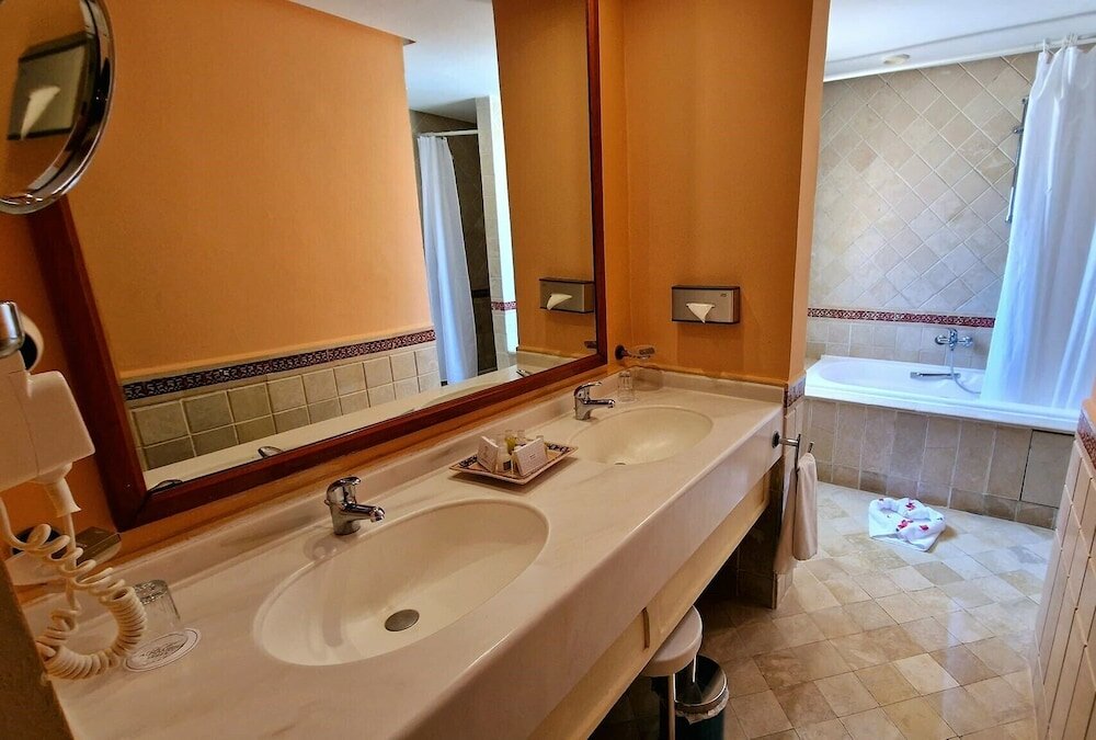 Фото Alhambra Thalasso Hotel