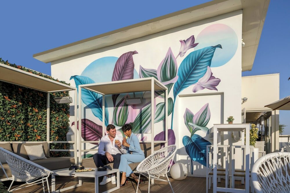 Фото The Independent Hotel