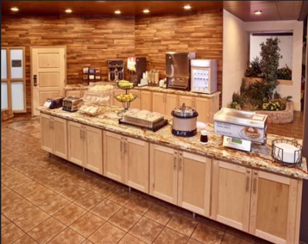 Фото LivINN Hotel Minneapolis North Fridley