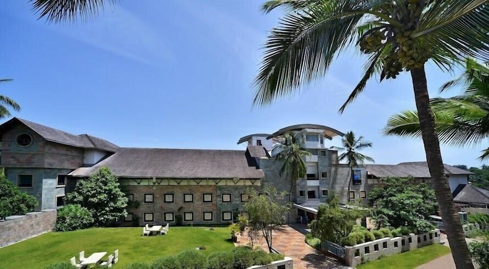 Фото Gokulam Grand Turtle On The Beach