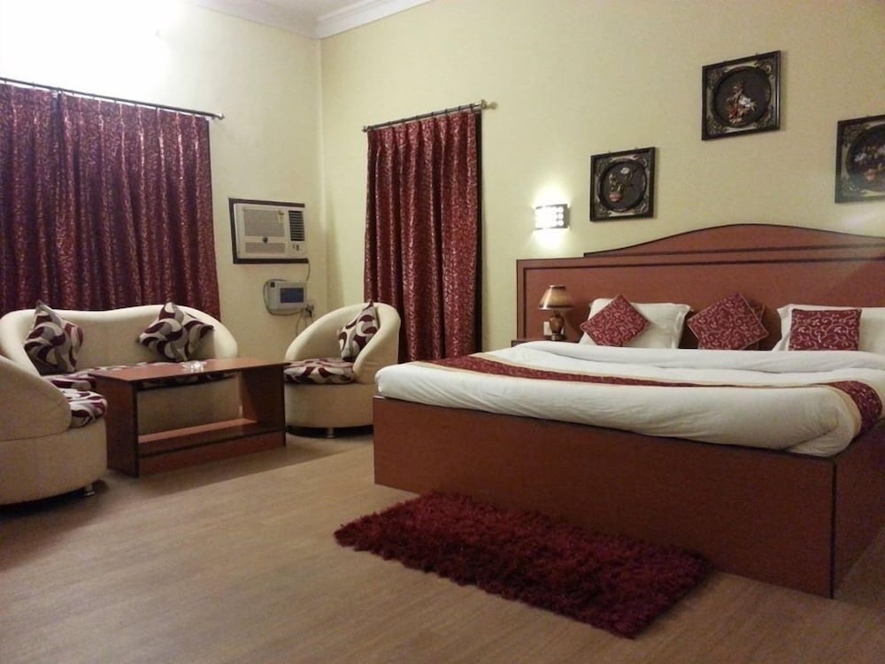 Фото Hotel Varuna