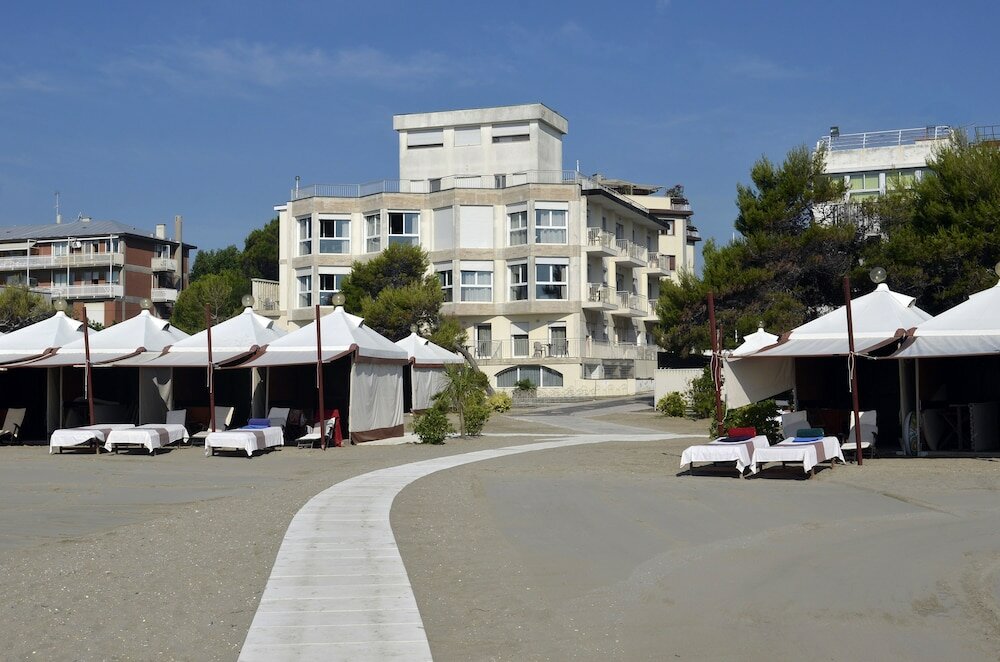 Фото Hotel Petit Palais