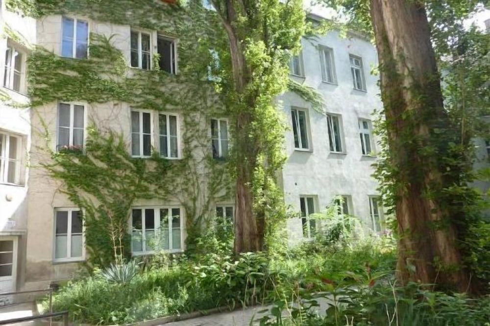 Фото GoVienna Small Modern Apartment