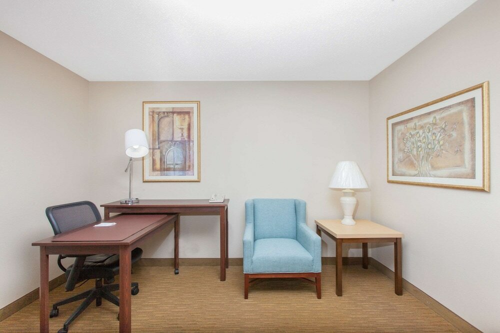 Фото Hawthorn Suites by Wyndham Midwest City Tinker Afb