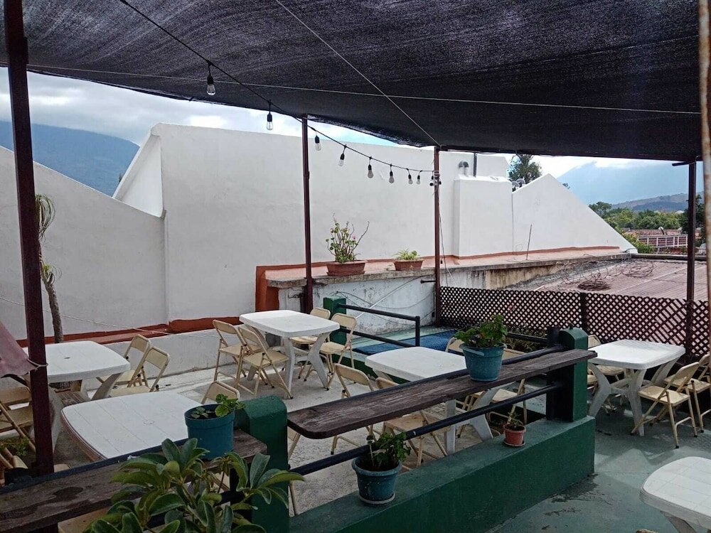 Фото Feathers Hotel and Lounge - Hostel