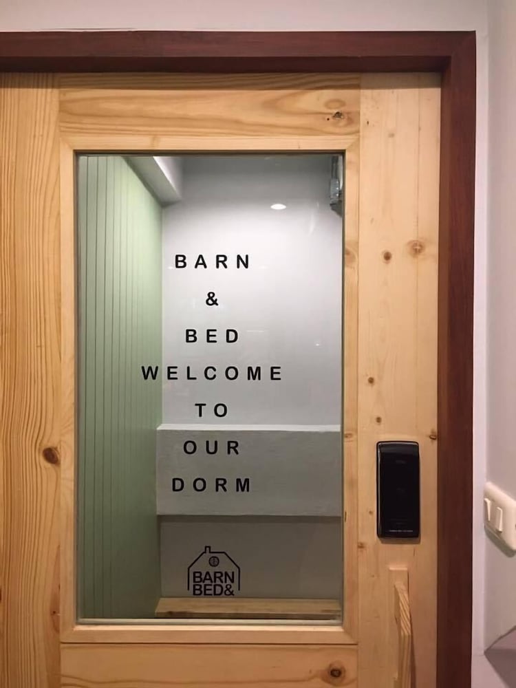 Фото Barn and Bed Hostel
