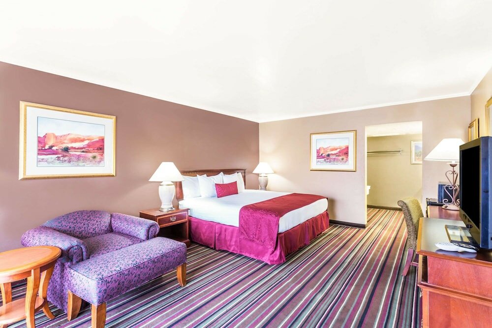 Фото Days Inn & Suites by Wyndham Logan