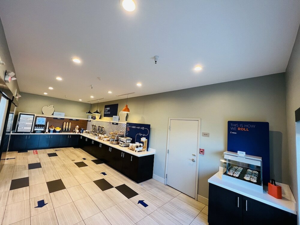 Фото Holiday Inn Express & Suites Salinas, an Ihg Hotel