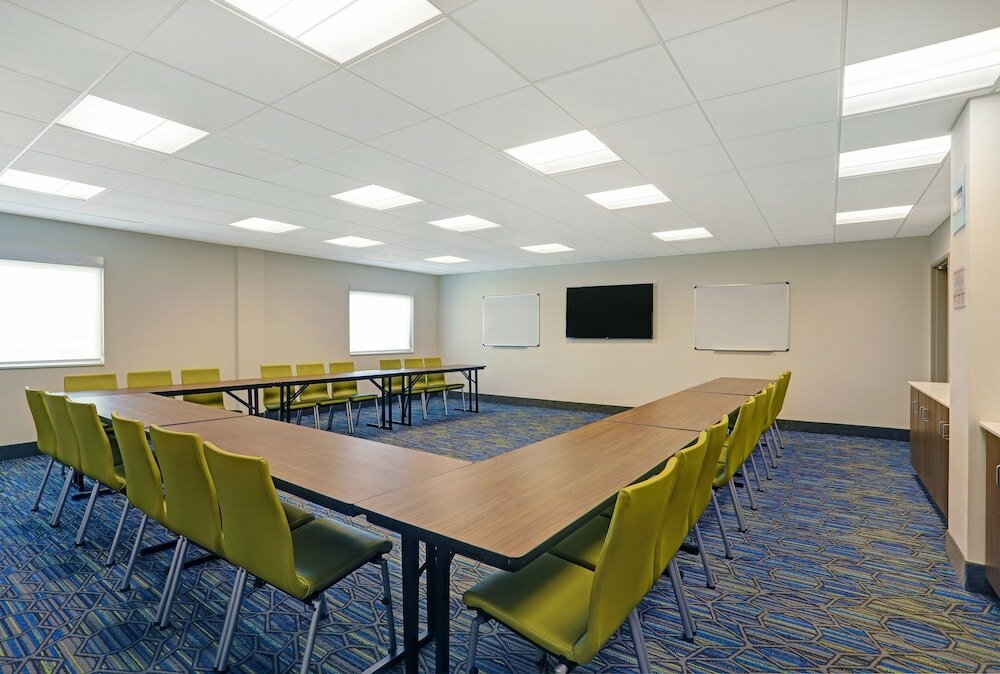 Фото Holiday Inn Express & Suites Lenexa - Overland Park Area, an Ihg Hotel