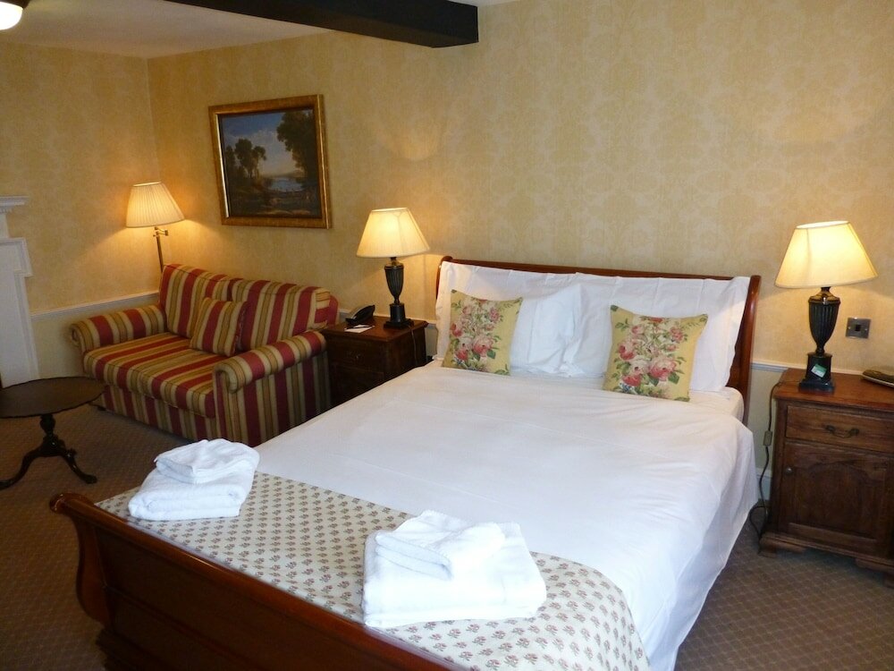 Фото The Bear Hotel