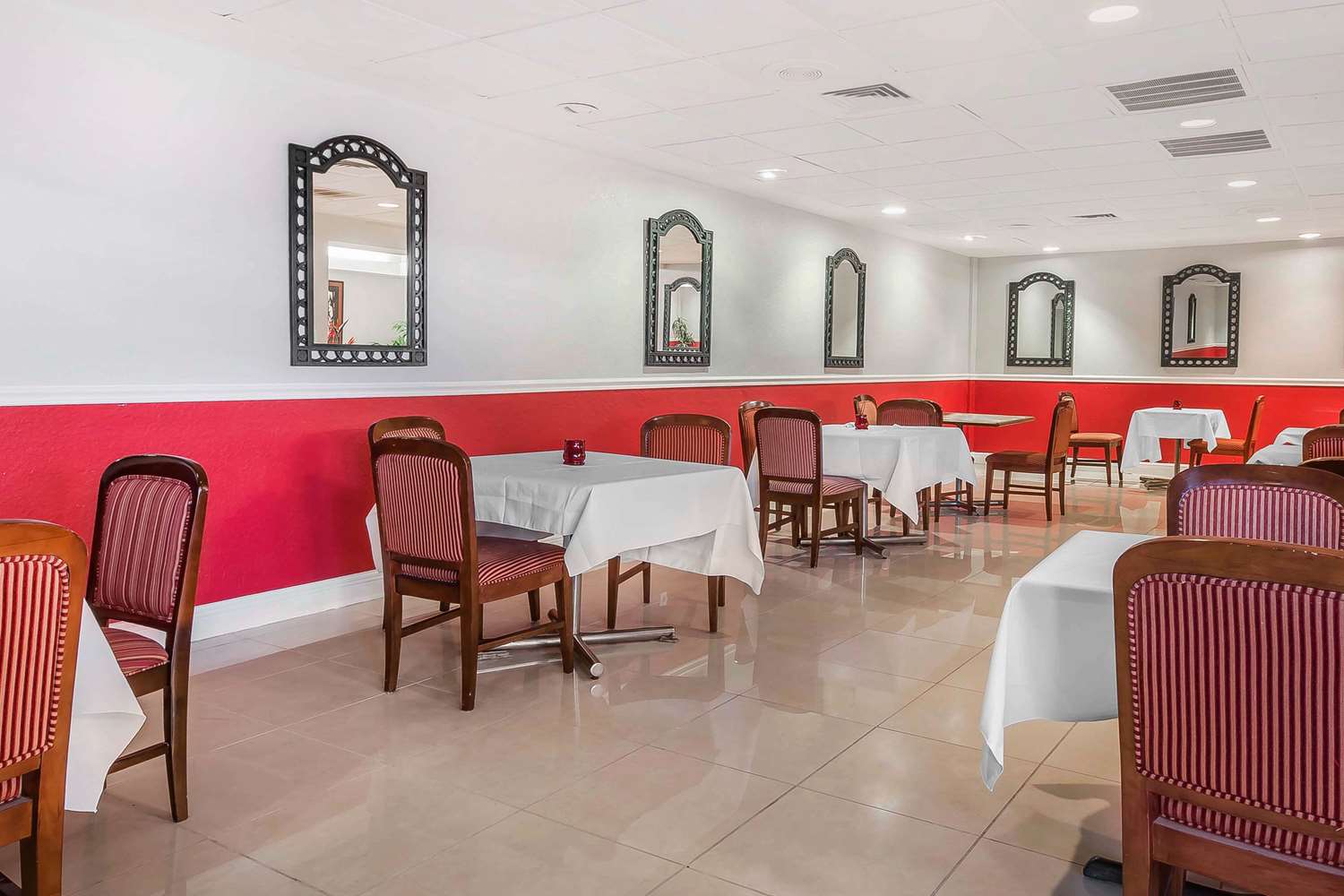 Фото Orlando International Airport Hotel