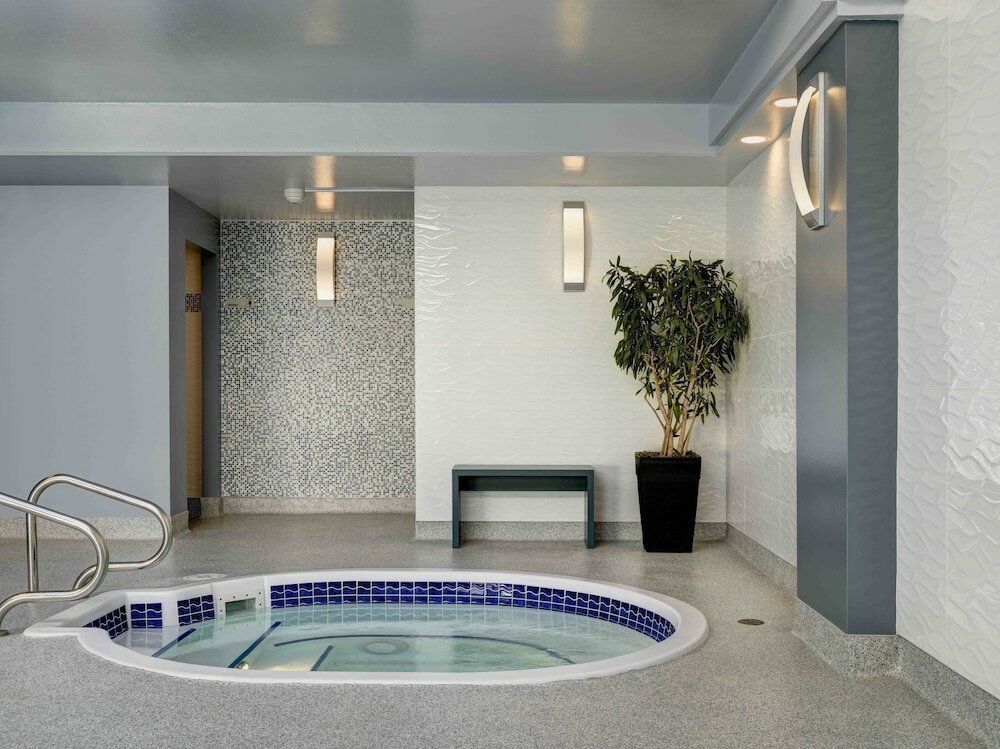 Фото Chateau Victoria Hotel & Suites