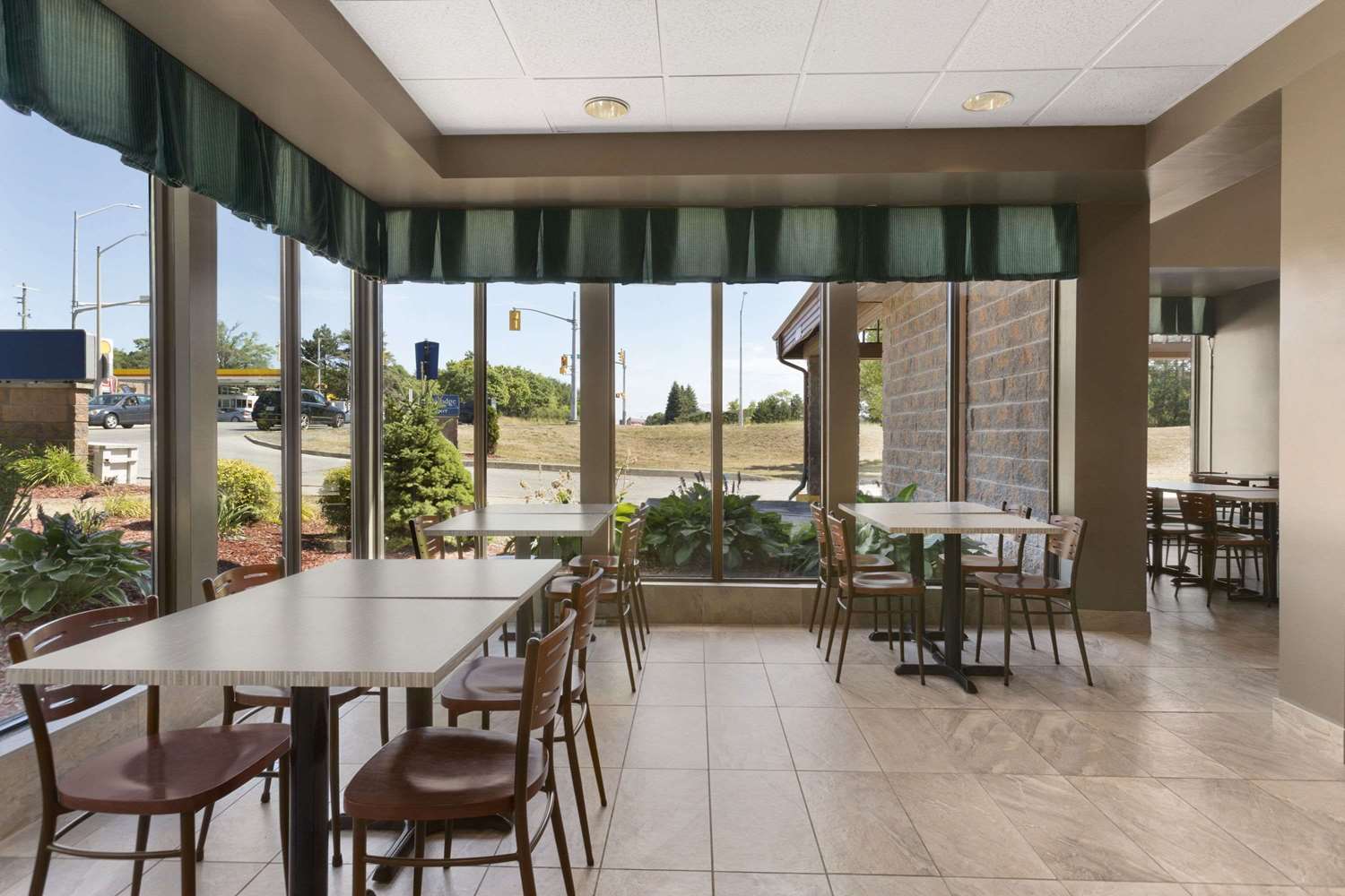 Фото Travelodge by Wyndham Barrie on Bayfield