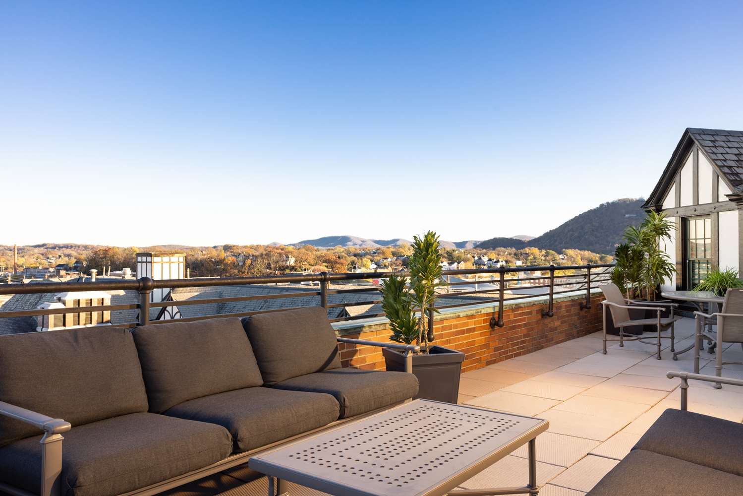 Фото Hotel Roanoke & Conference Ctr, Curio Collection by Hilton