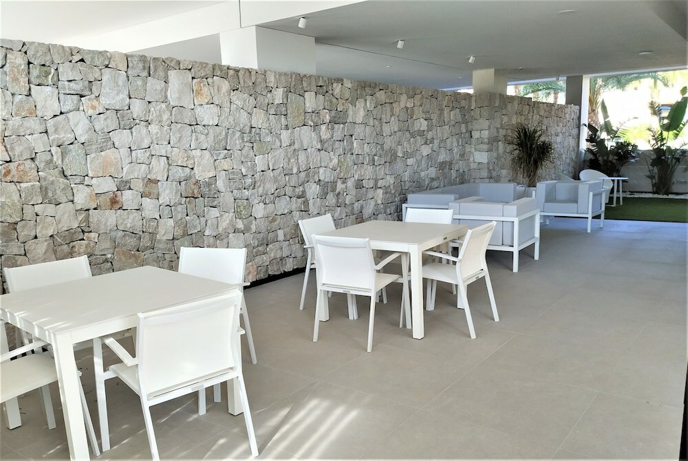 Фото Ahoy Apartments