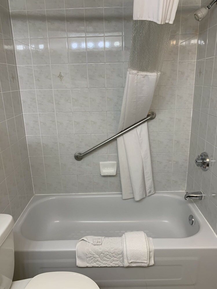 Фото Travelodge by Wyndham Stony Plain