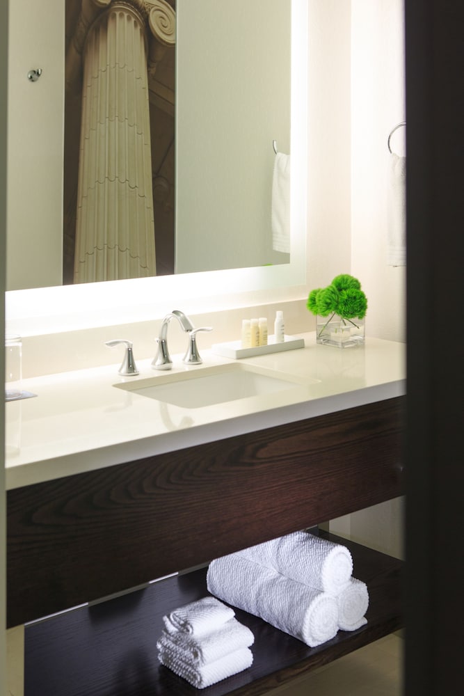 Фото Renaissance Denver Downtown City Center Hotel