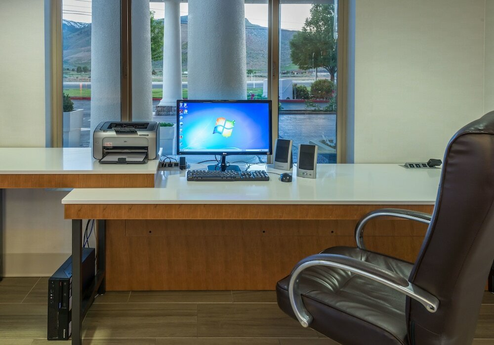 Фото Holiday Inn Express & Suites Carson City, an Ihg Hotel