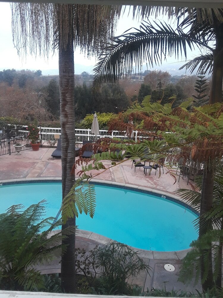 Фото Malibu Country Inn